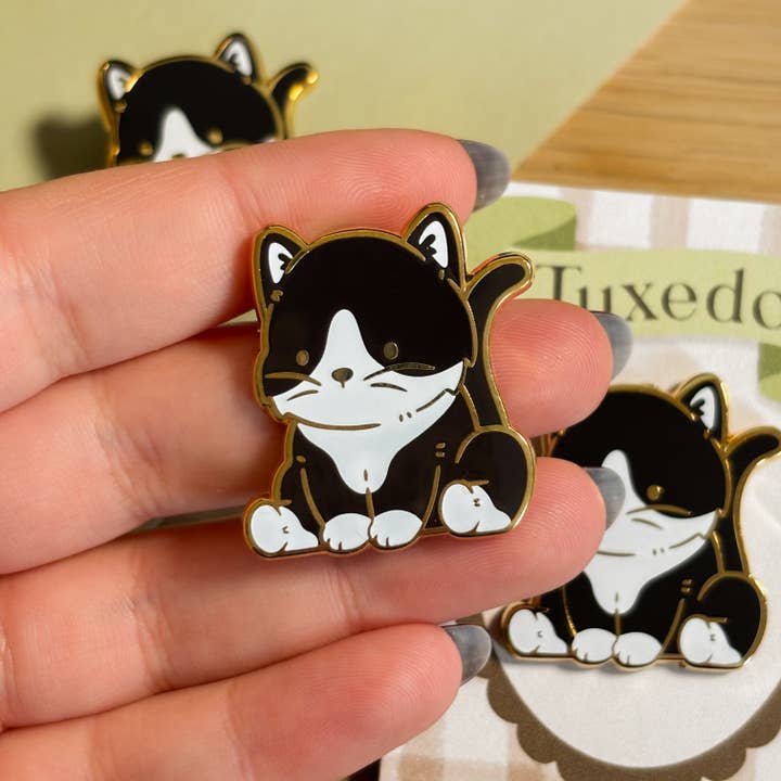 izzoo – wholesale Lapel pin/button – Tuxedo Cat Enamel Pin1