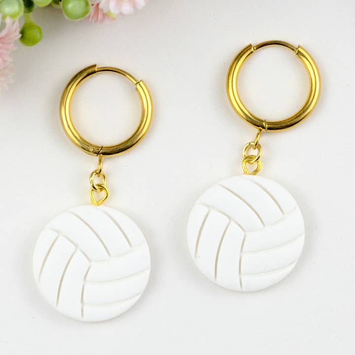 Boucles d'oreilles en argile polymère de volleyball pour la vente par Mom’sClayCo