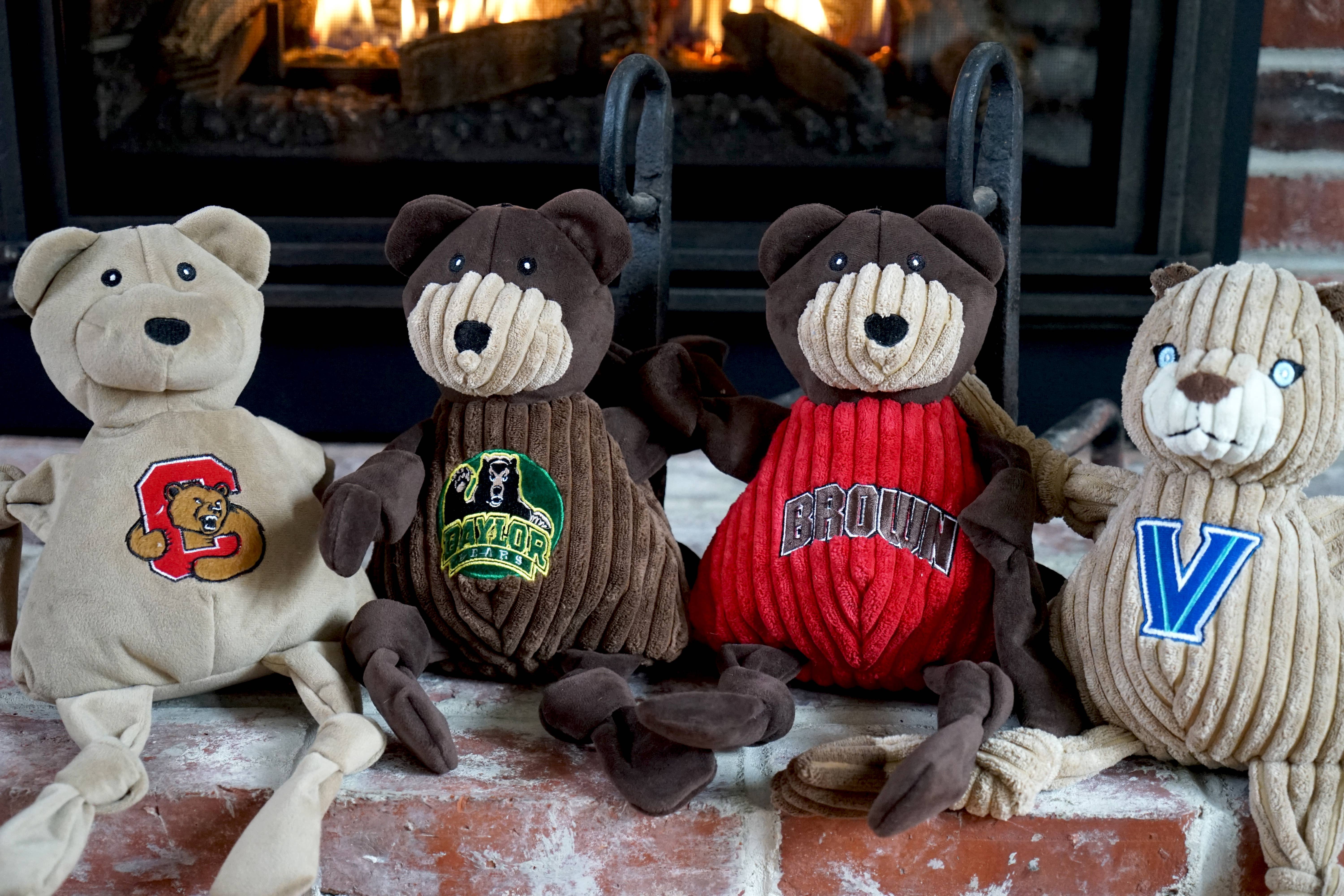 HuggleGroup - Vendita all'ingrosso Peluche - Cani - Brown University, giocattolo di peluche per cani Bruno l'orso Knottie®4