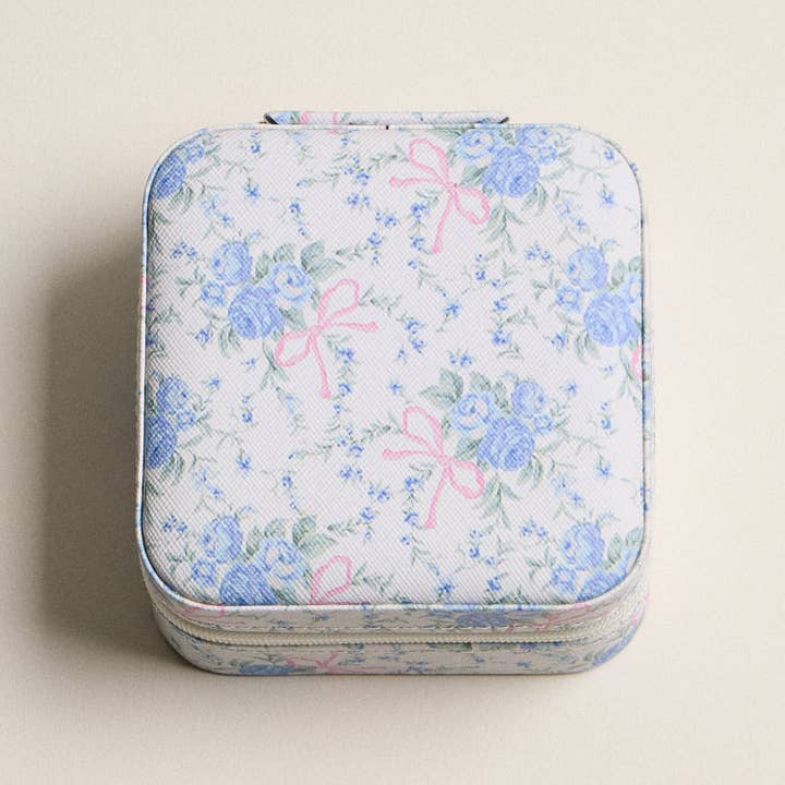 Blå smyckeskrin med blommönster och rosa rosett - Resestorlek för wholesale av Lilla Haven