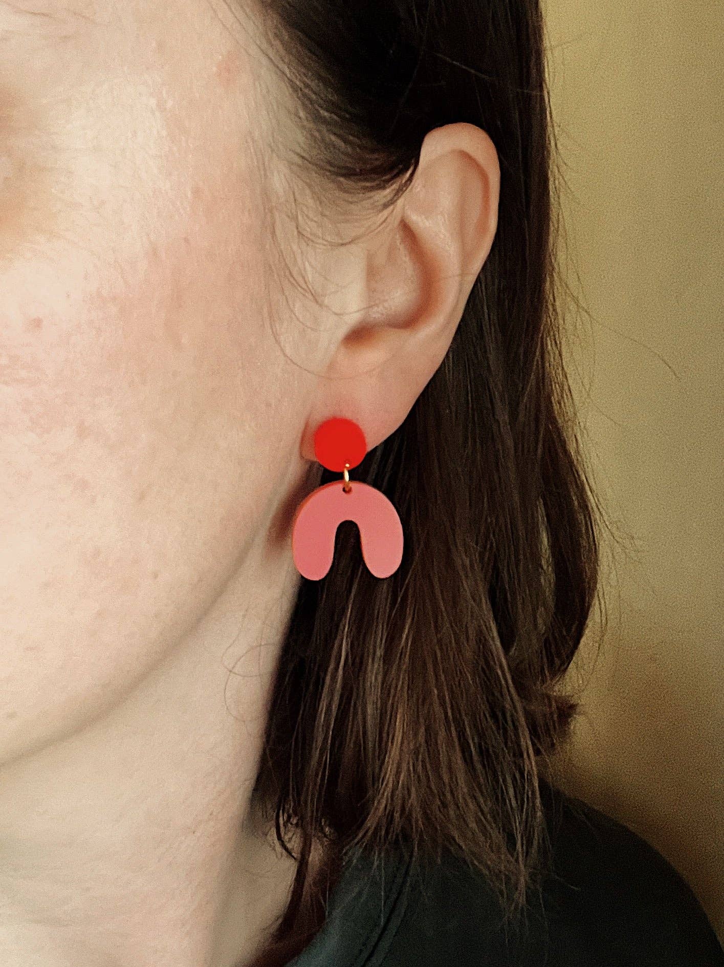 Niemalsmehrohne – wholesale Hängande örhängen – Små båge örhängen i ljusröd jordgubbe2