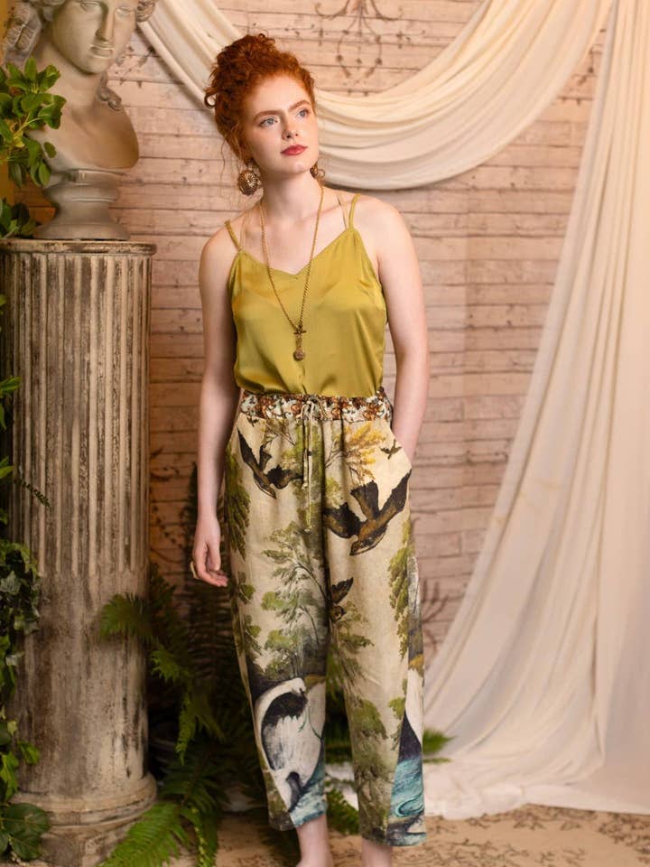 Pantalon d'artiste en lin raccourci Theatre of Dreams avec cygne, oiseaux pour la vente par Market of Stars (Worldwide)