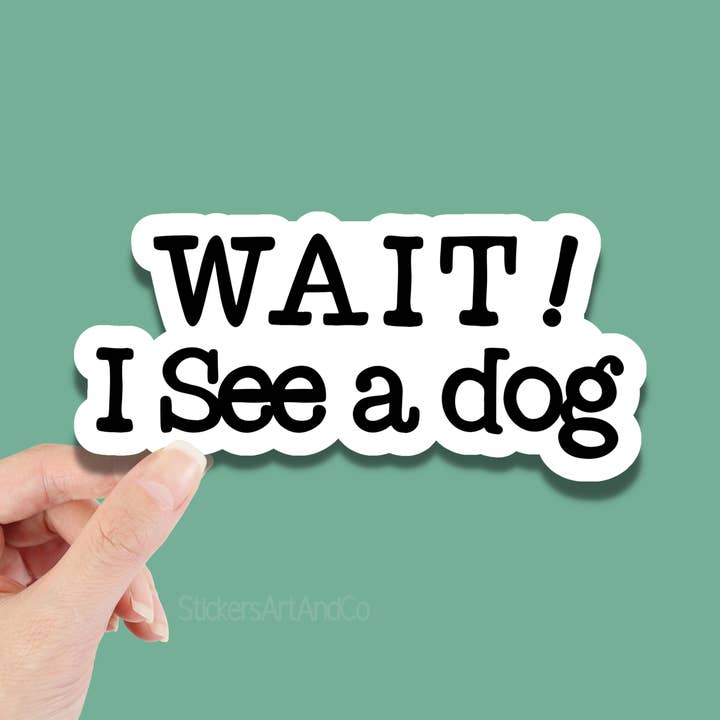 Adesivo impermeabile con scritta «Wait I see a dog» per la vendita all'ingrosso da parte di Stickers Art & Co