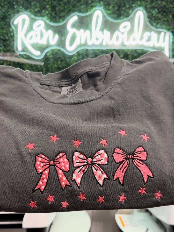 Besticktes T-Shirt mit Bow Trio für den Großhandel von Rain Embroidery