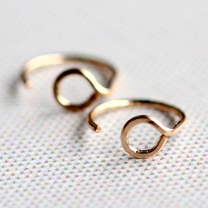 Circle Huggie Hoops öffnen für den Großhandel von Saressa Designs