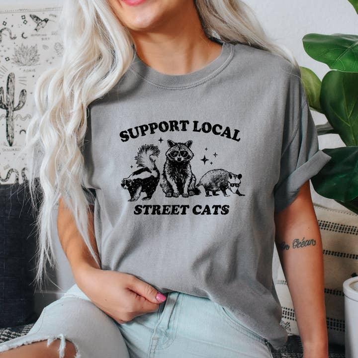 Refinery Number One LLC - Wholesale Tuniek - Dames - Steun Local Street Cats, Raccoon, Skunk, Possum, Meme, Grappig, Esthetisch T-shirt met comfortabele kleuren7