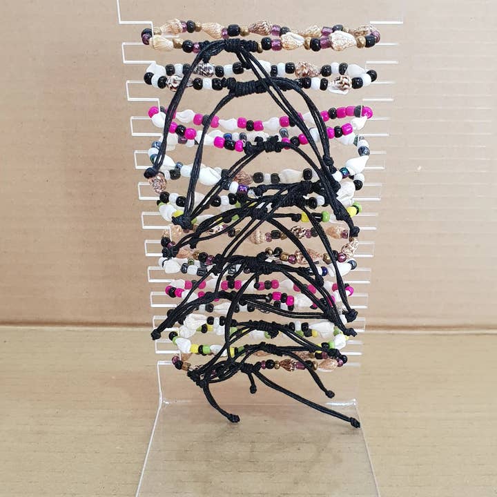 18 shell bracelets with display / DS-2234 für den Großhandel von Gloria-Maris