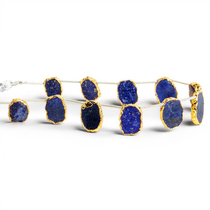 Fette di Lapislazzuli forate in alto placcate in oro 16x12mm, 8 pollici, 11 perline per la vendita all'ingrosso da parte di The Bead Traders
