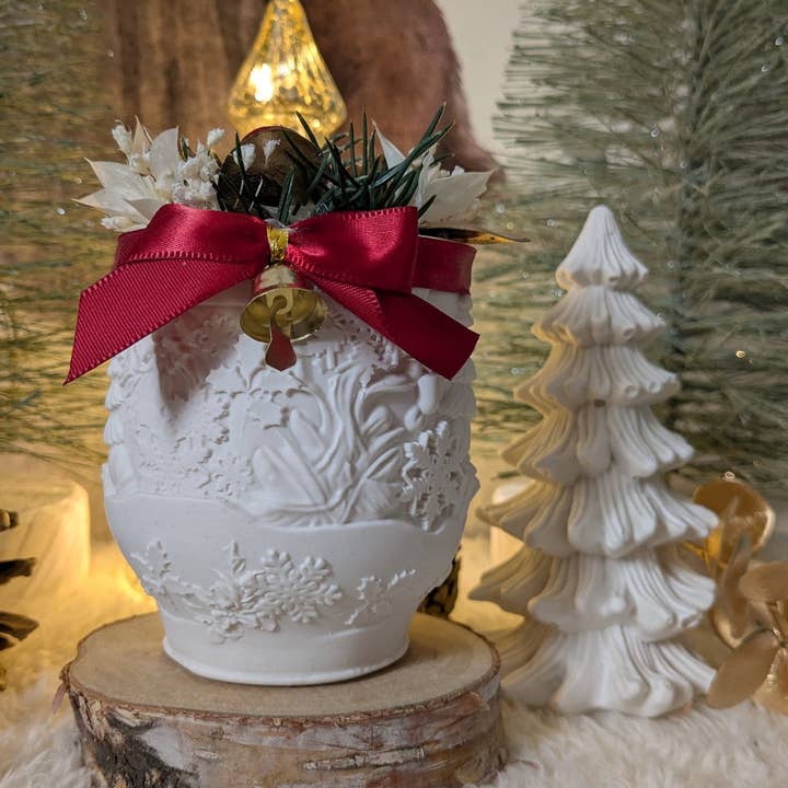 Maison Oline - Wholesale Christmas Decoration - Decorative Christmas pot in jesmonite adorned with dried flowers.1