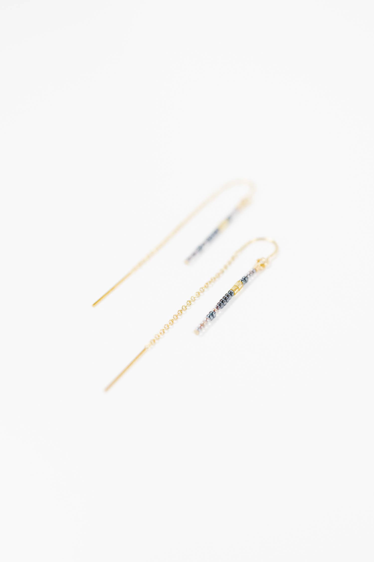 Mira Kauai - Vendita all'ingrosso Orecchini pendenti - Orecchini minimali con perline di vetro blu italiane2