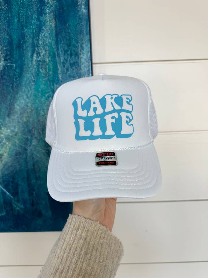 Casquette de camionneur LAKE LIFE pour la vente par The Day Away Collective
