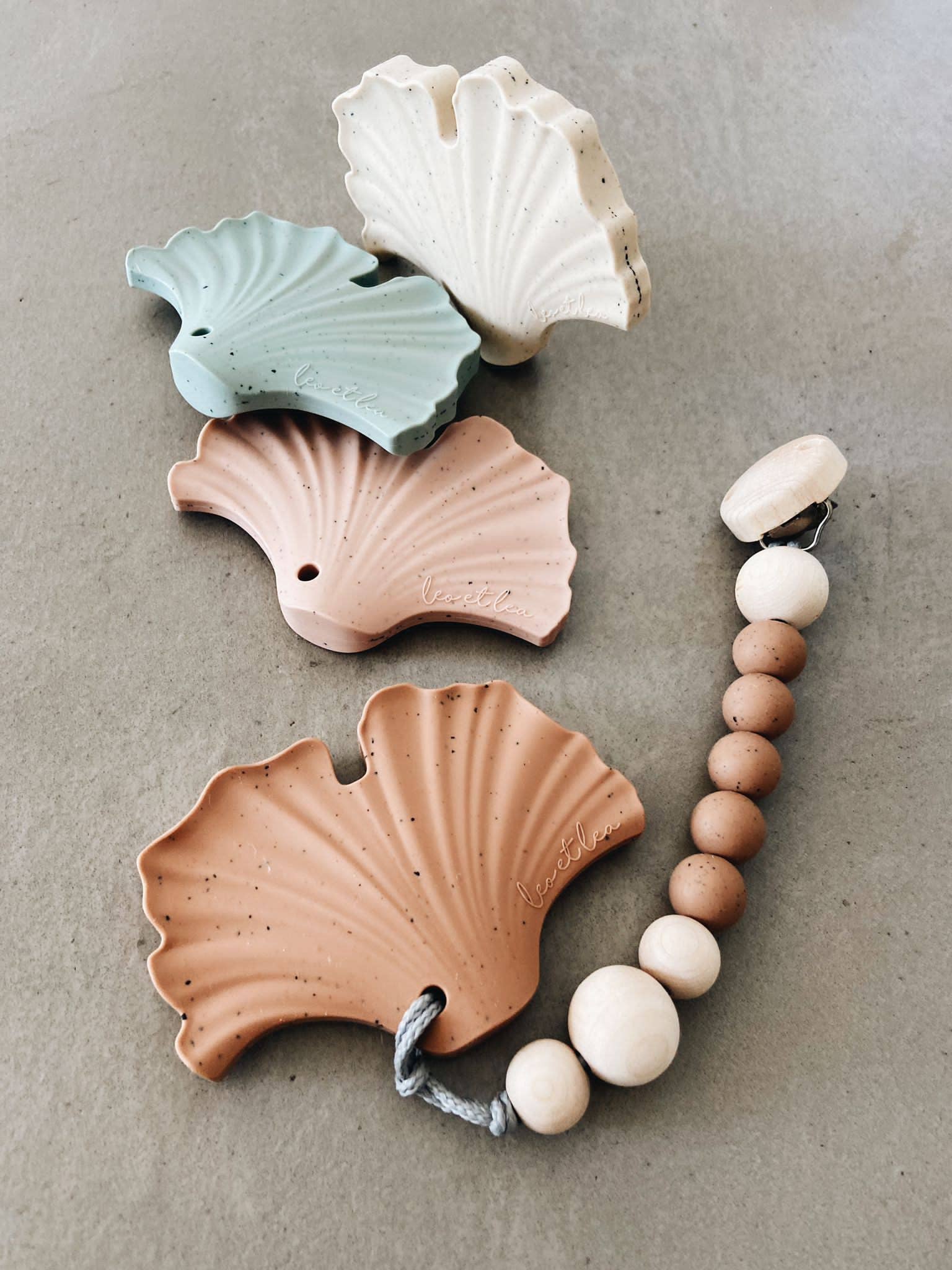 leo et lea france - Vente Anneau de dentition sans clip – bébé - Hochet de dentition Gingko en silicone leo et lea8