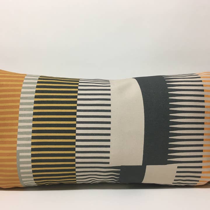 Coussin à rayures peignées - Ocre, graphite + moutarde pour la vente par Sharon Jane Studio