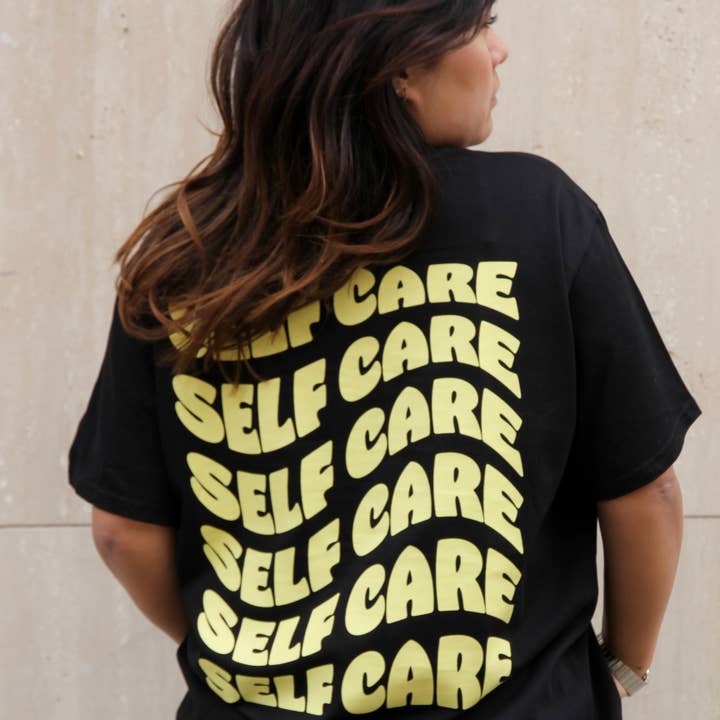 T-shirt « Self Care » noir pour la vente par Bazaar Noir UG