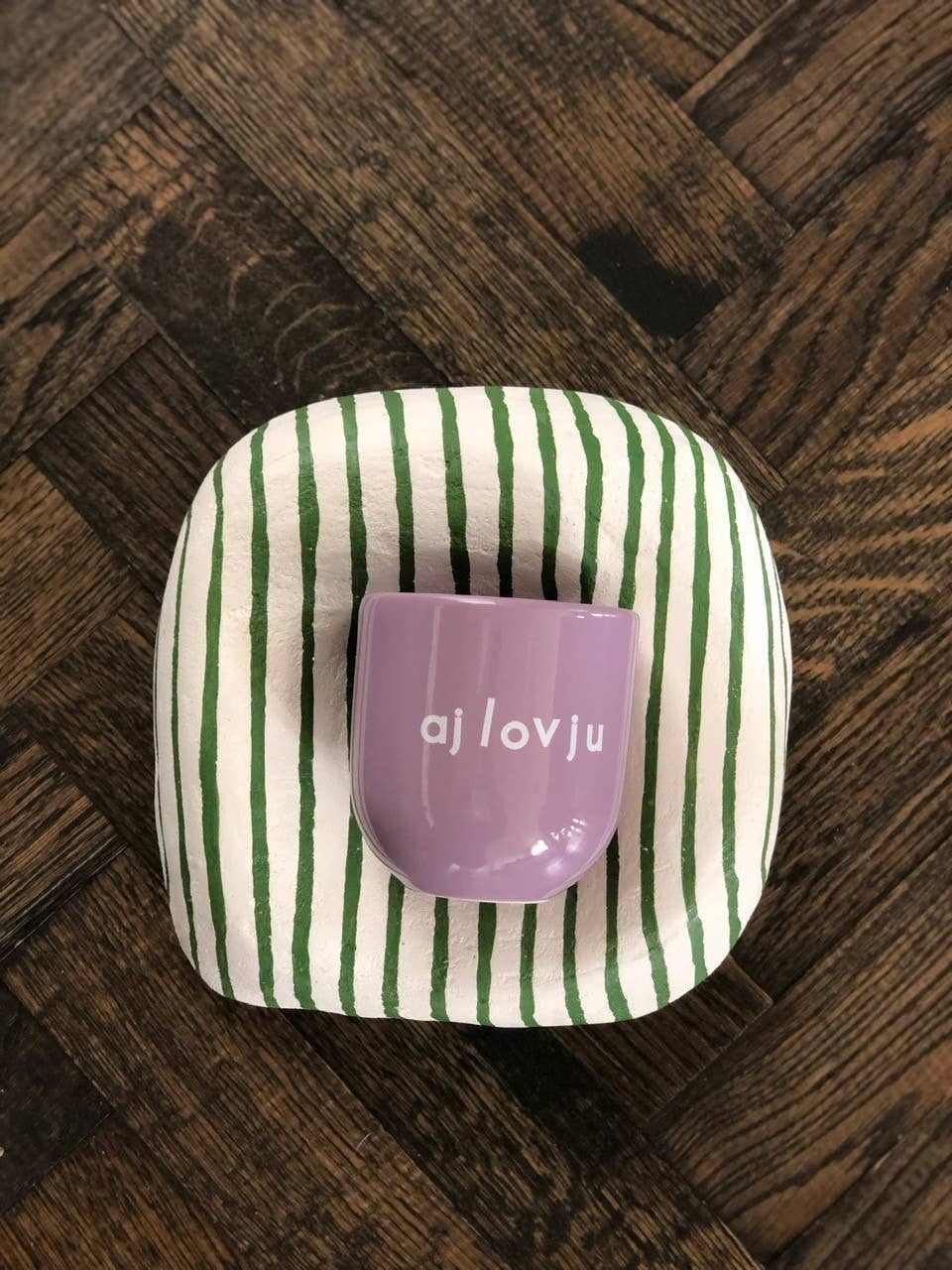 Sisi, house of style BV – wholesale Kaffekoppar – Sisi mugg i keramisk gloss, 2 dl, lilal med texten Ajlovju2