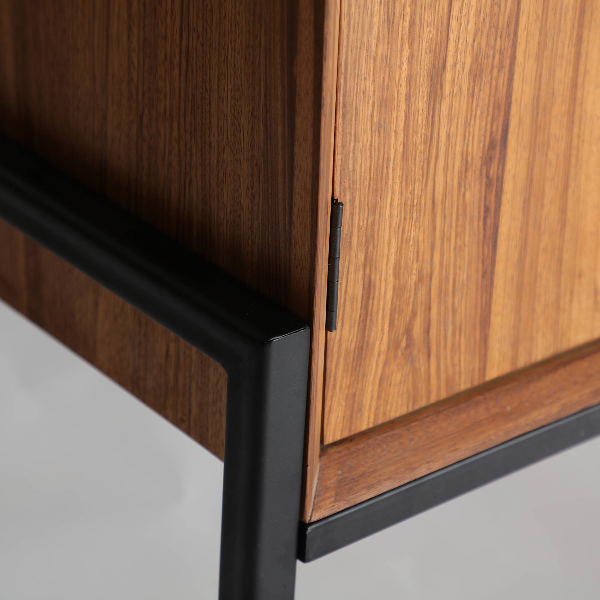 Kodu Home Design - Wholesale Sideboard - Fir wood sideboard in brown color, measuring 180x40x85cm6