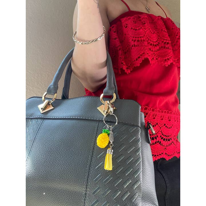StayTay Store – wholesale Nyckelringar - Dam – Ananas | Fruit Keychain | Summer Purse Accessory | Zipper Pull | Nyckelring för handväska | Ryggsäck dragkedja nyckelring