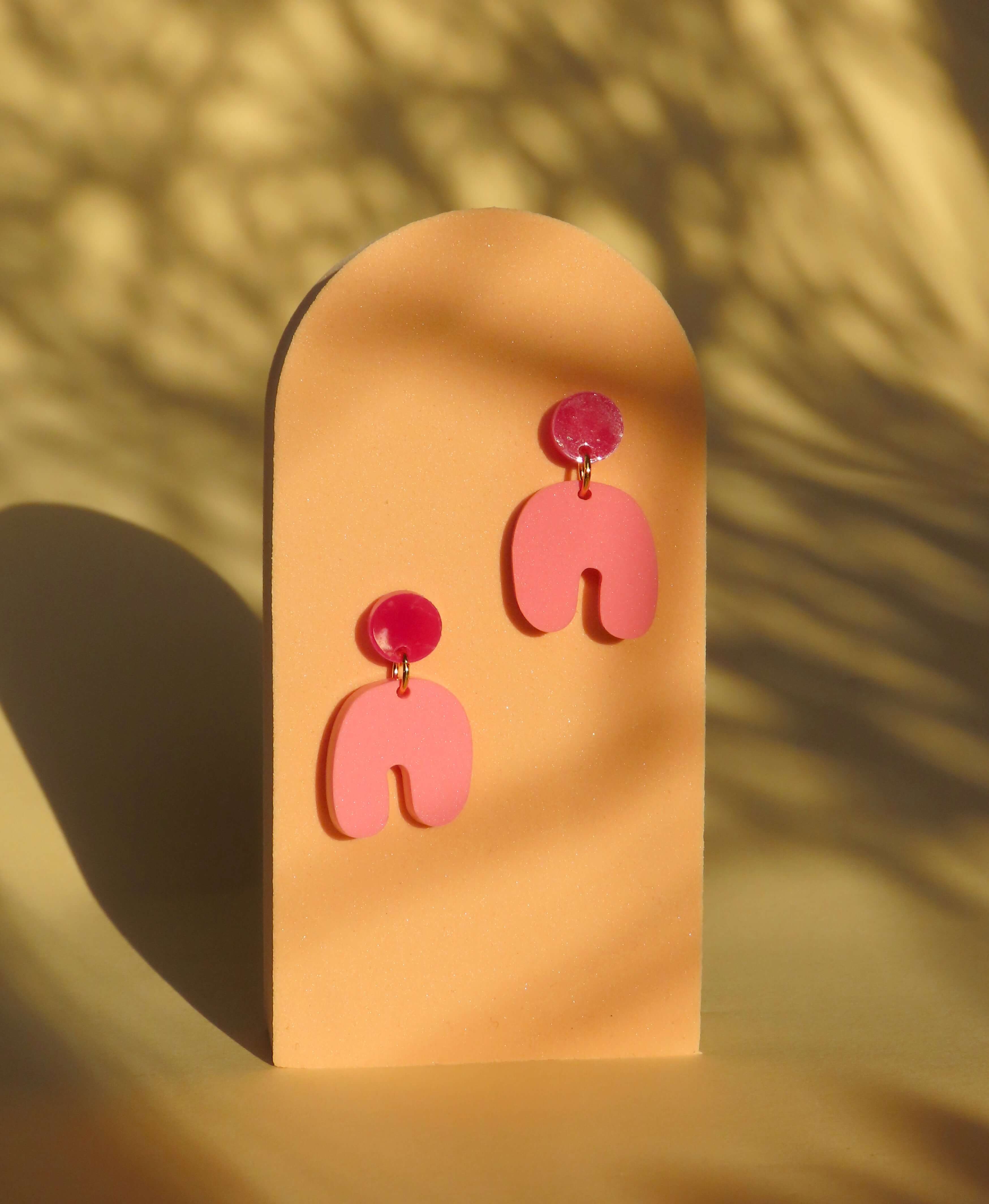 Niemalsmehrohne - Wholesale Hangende/ronde oorbellen - Kleine squishy bootoorbellen in roze framboos0