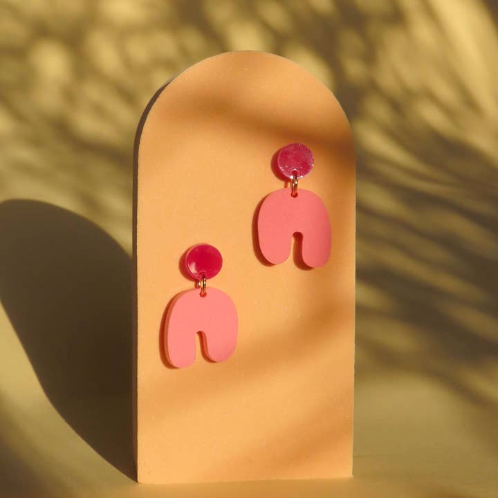 Niemalsmehrohne - Wholesale Hangende/ronde oorbellen - Kleine squishy bootoorbellen in roze framboos