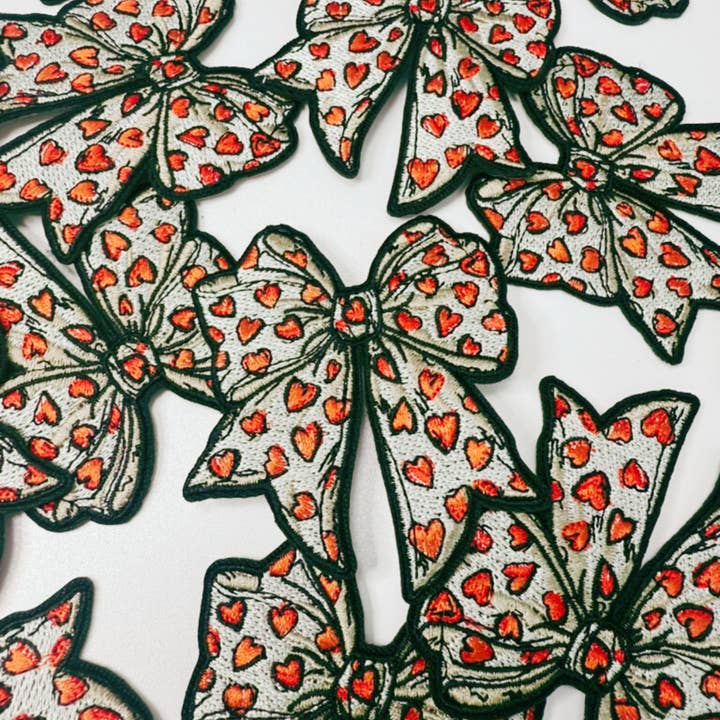 Noeud de 2,5" avec cœurs rouges - Écusson brodé pour chapeau pour la vente par TEELUX