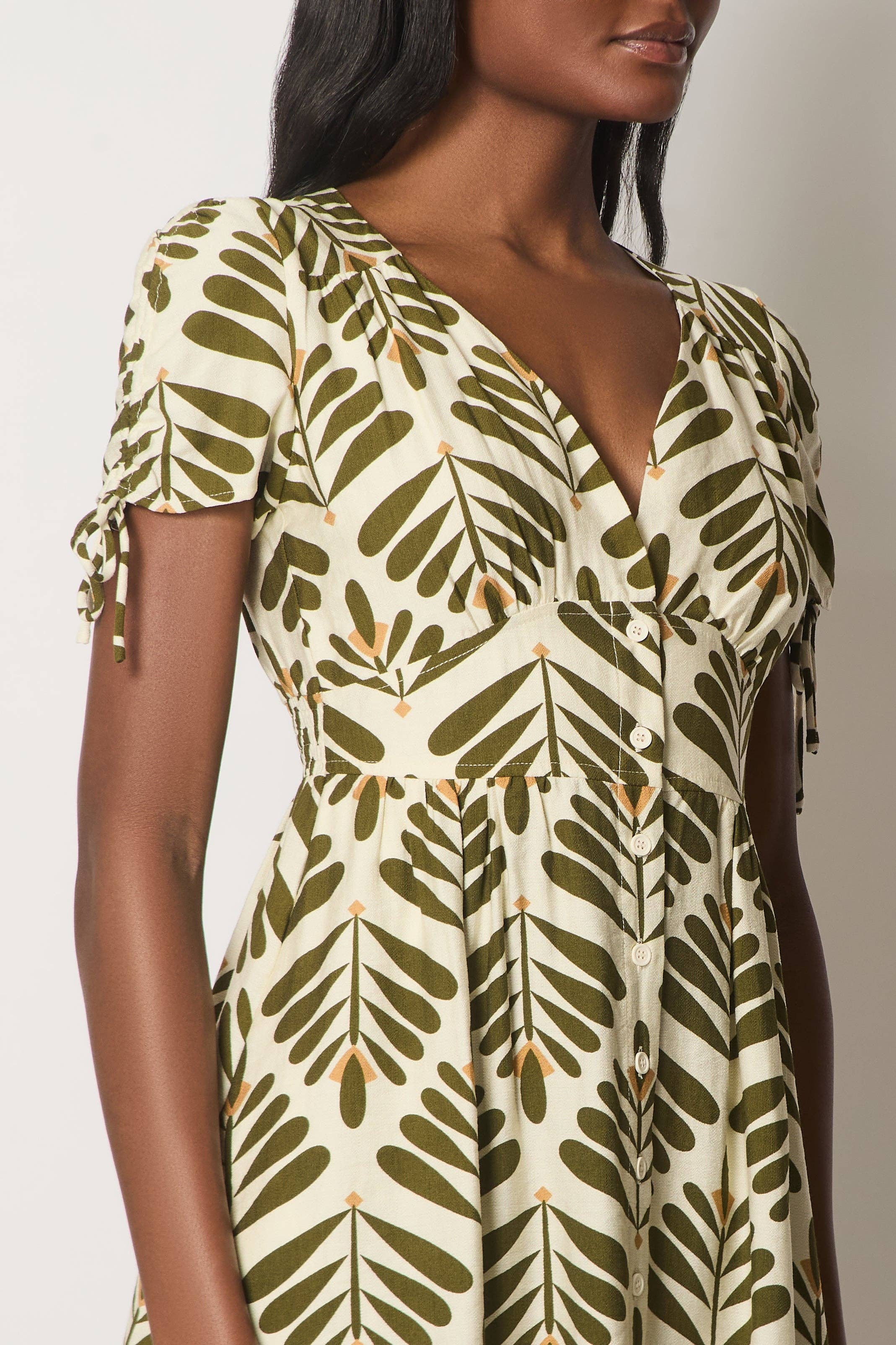 SOLO – Vestido - Mulher por atacado – Vestido Midi com Estampa de Folhas e Mangas com Laço - Caqui2