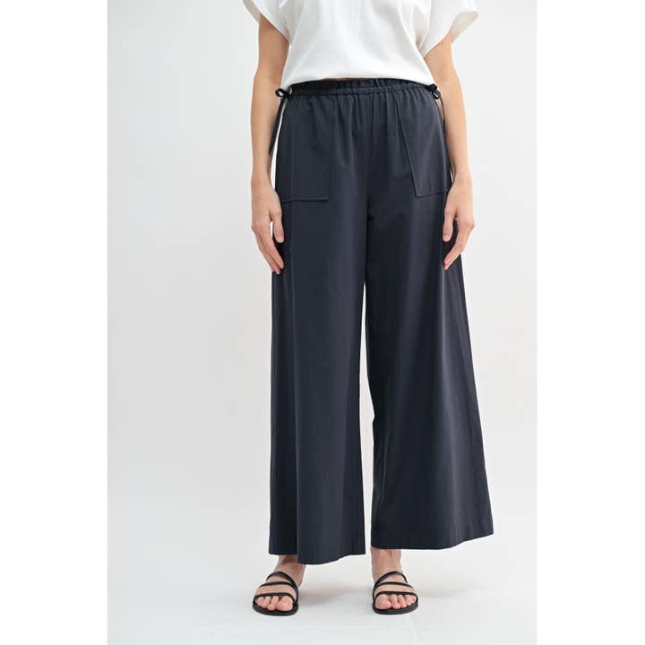 CALÇAS COM DETALHE DE LAÇO LATERAL E CINTURA FRANZIDA por atacado de FUN2FUN