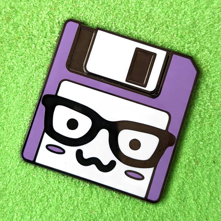 Badge à épingle en émail dur Nerdy Geeky Floppy Disk pour la vente par SmallRiniLady