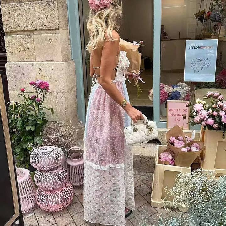 UN Abito lungo stile boho da donna con pizzo a fiori piccoli e scollo all'americana. in vendita all'ingrosso su Faire3