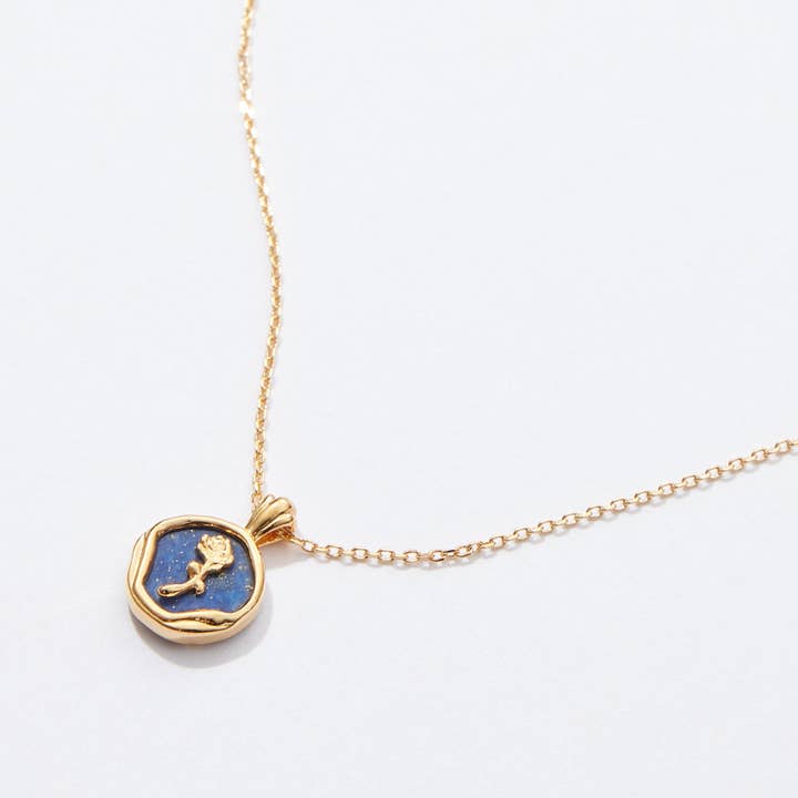 Gouden gedipte roos met halsketting in natuursteen voor wholesale door Frem