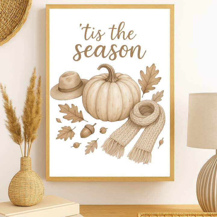 Arte da Parete Neutra "È la Stagione" – Stampa di Zucca Autunnale con Sciarpa Accogliente, Cappello e Foglie d'Autunno per la vendita all'ingrosso da parte di WinsterCreations™