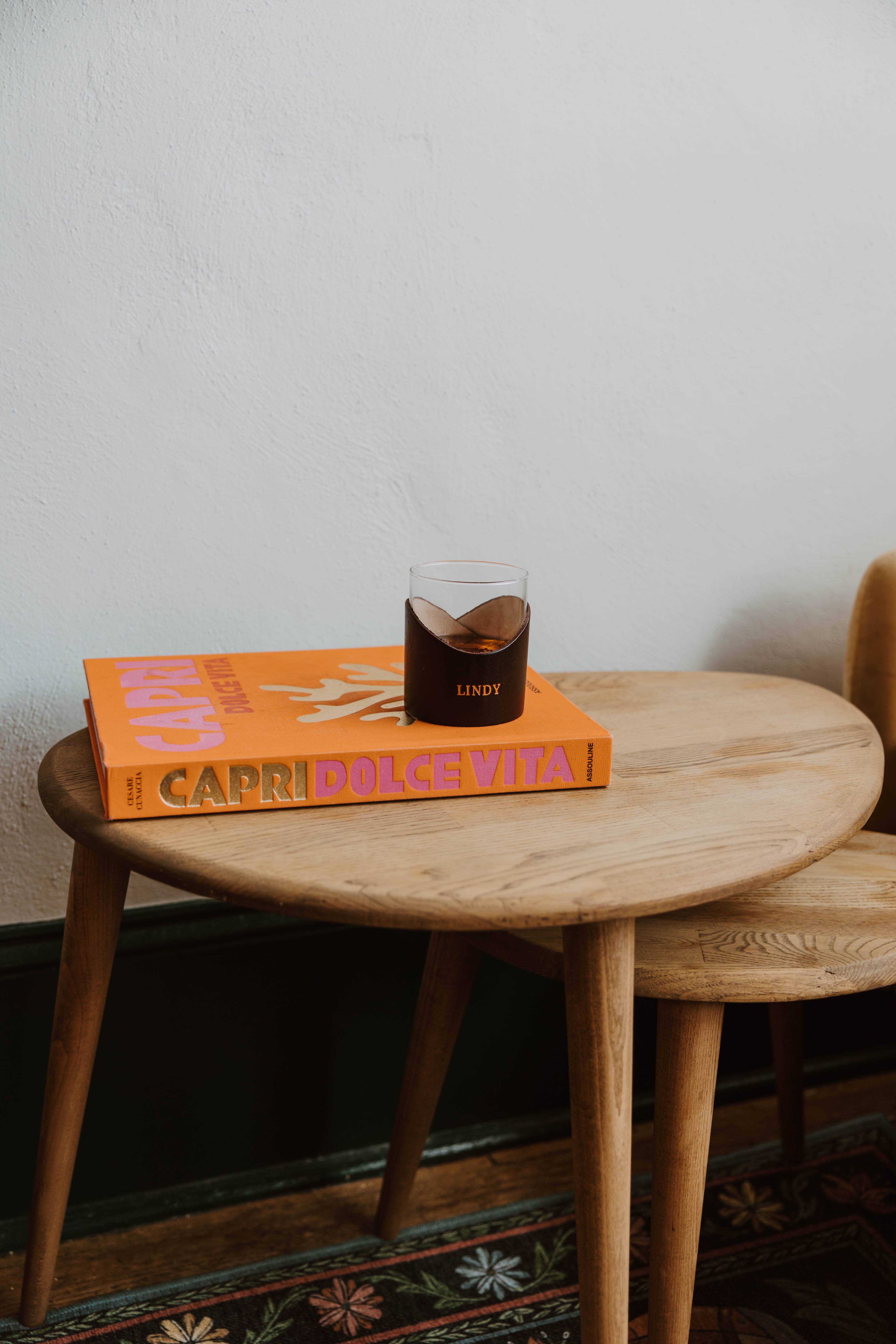 Lindy Leather - Vente Verres à cocktail/alcool - Verre à whisky en cuir - Petite police initiale1