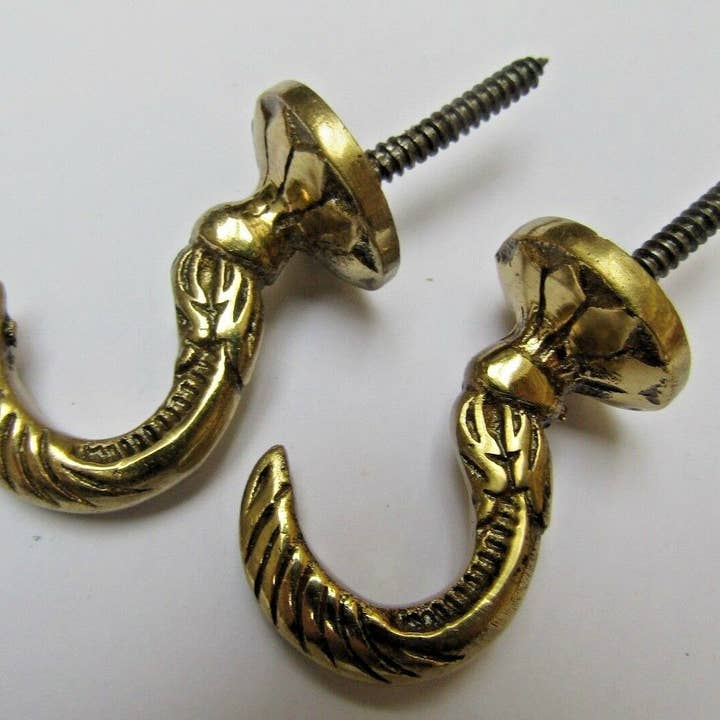 Paire de grands crochets de rideaux égyptiens en laiton poli pour la vente par IronmongeryWorld