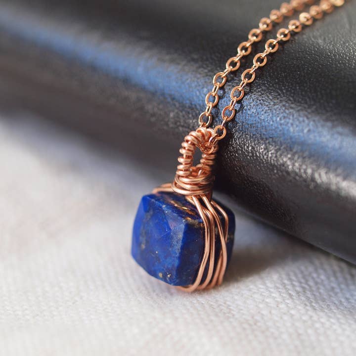 Siebijoux - Wholesale Pendant/Charm Necklace - September birthstone lapis lazuli cube faceted wirewrapped