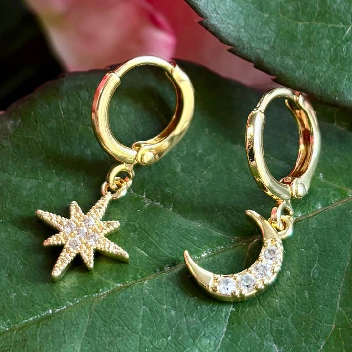 Boucles d'oreilles huggie dépareillées étoile et lune en plaqué or 14 carats avec zircon cubique. pour la vente par Ocean Ripples