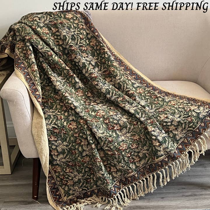 Handmade Green throw blanket for housewarming gift for wholesale by Sunny Dzyns