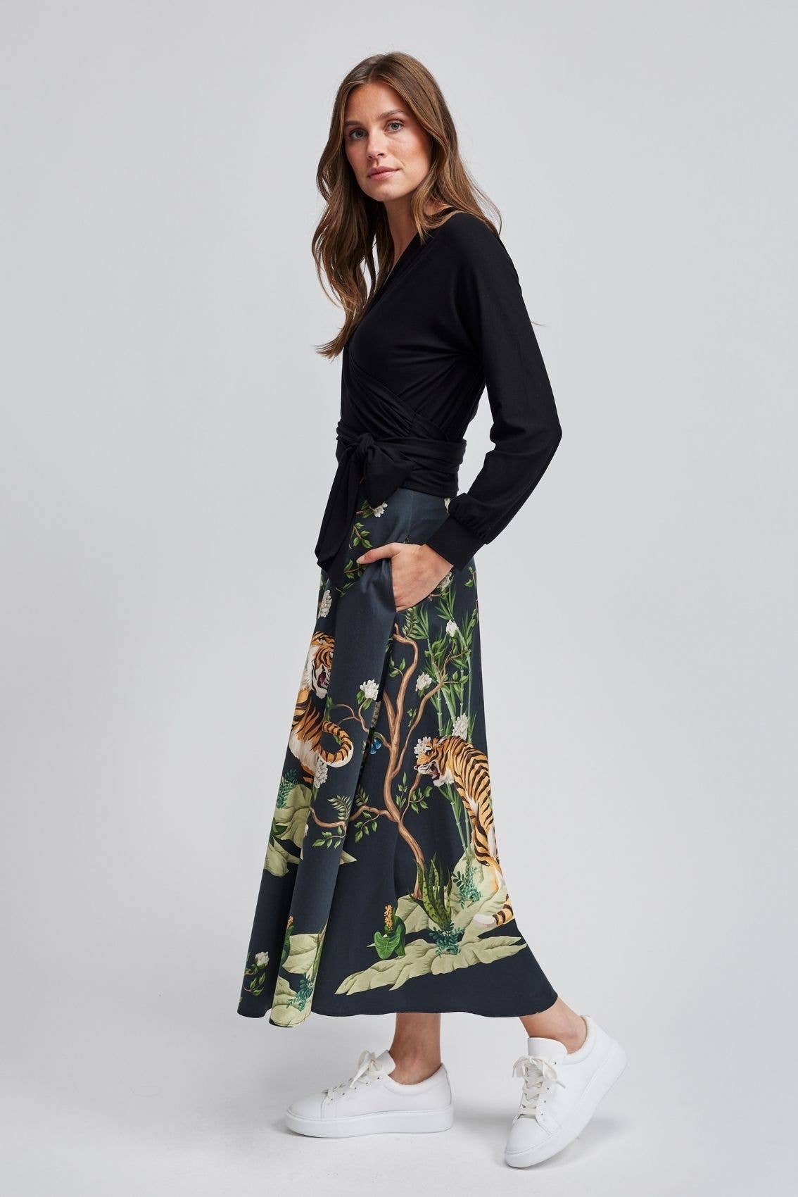 Marianna Déri GmbH - Wholesale Skirt - Women's - Maxi skirt with tiger print black2