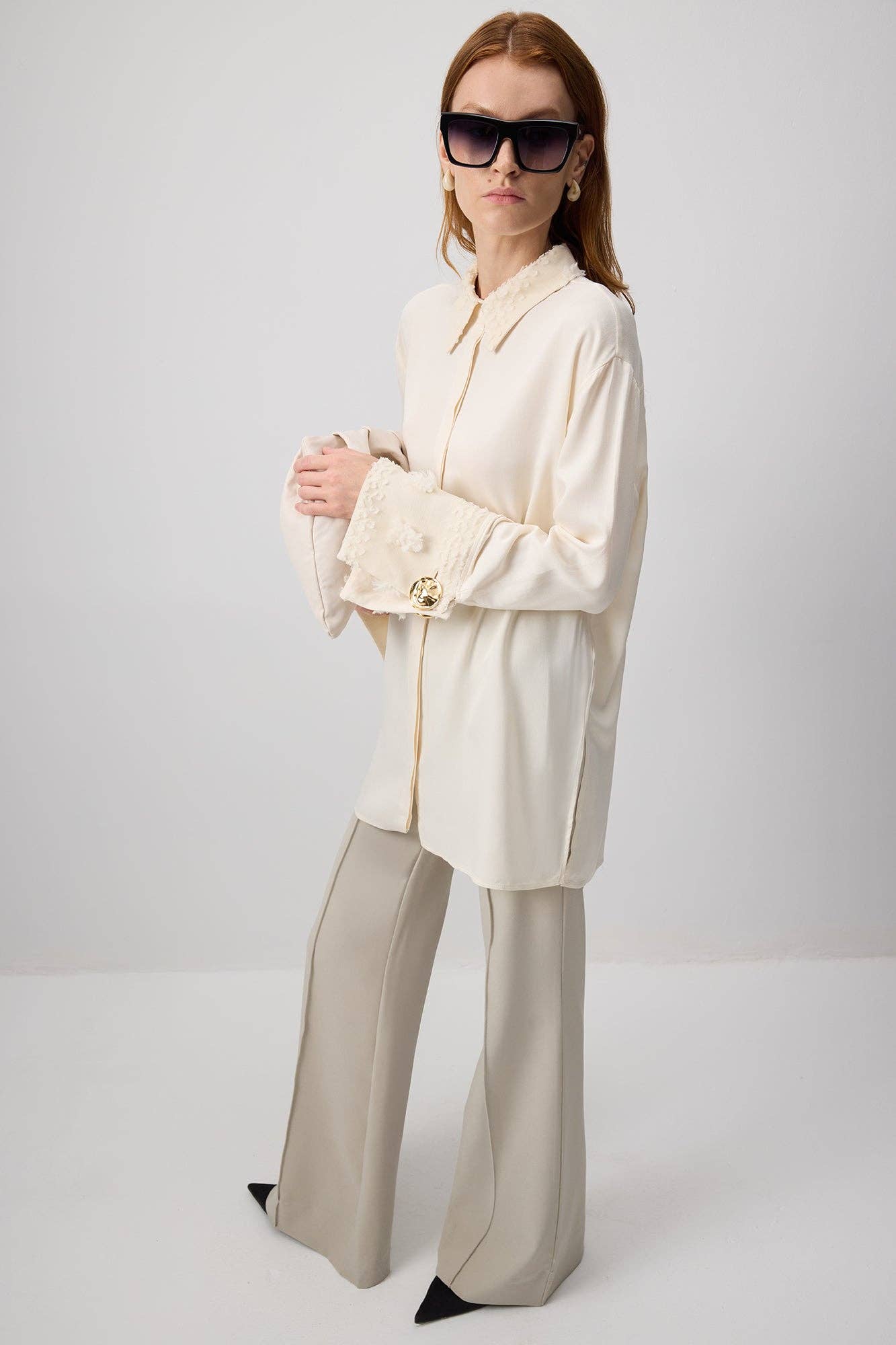 Krem Broderet Krave & Manchet Viskose Skjorte – Elfenbens Elegance for engroshandel på Faire5