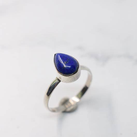 925 sterling zilveren ring met waterdruppel van lapis lazuli voor wholesale door JorieJewelry