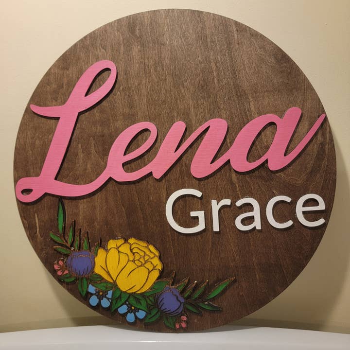 Håndmalet nyfødt babynavneskilt med træblomster for engroshandel hos Crafted Nexus Creations