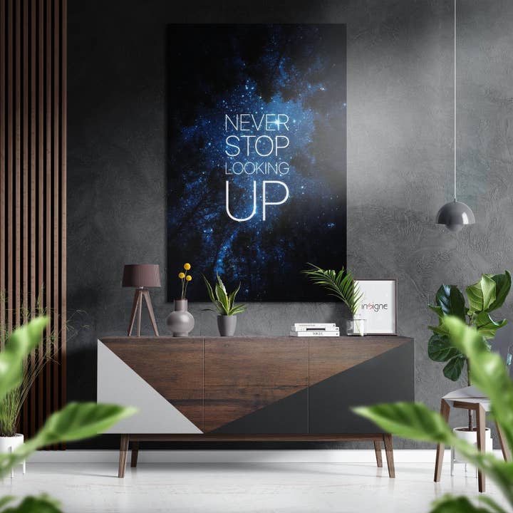 Art mural en aluminium brossé "Never Stop Looking Up" pour la vente par Insigne