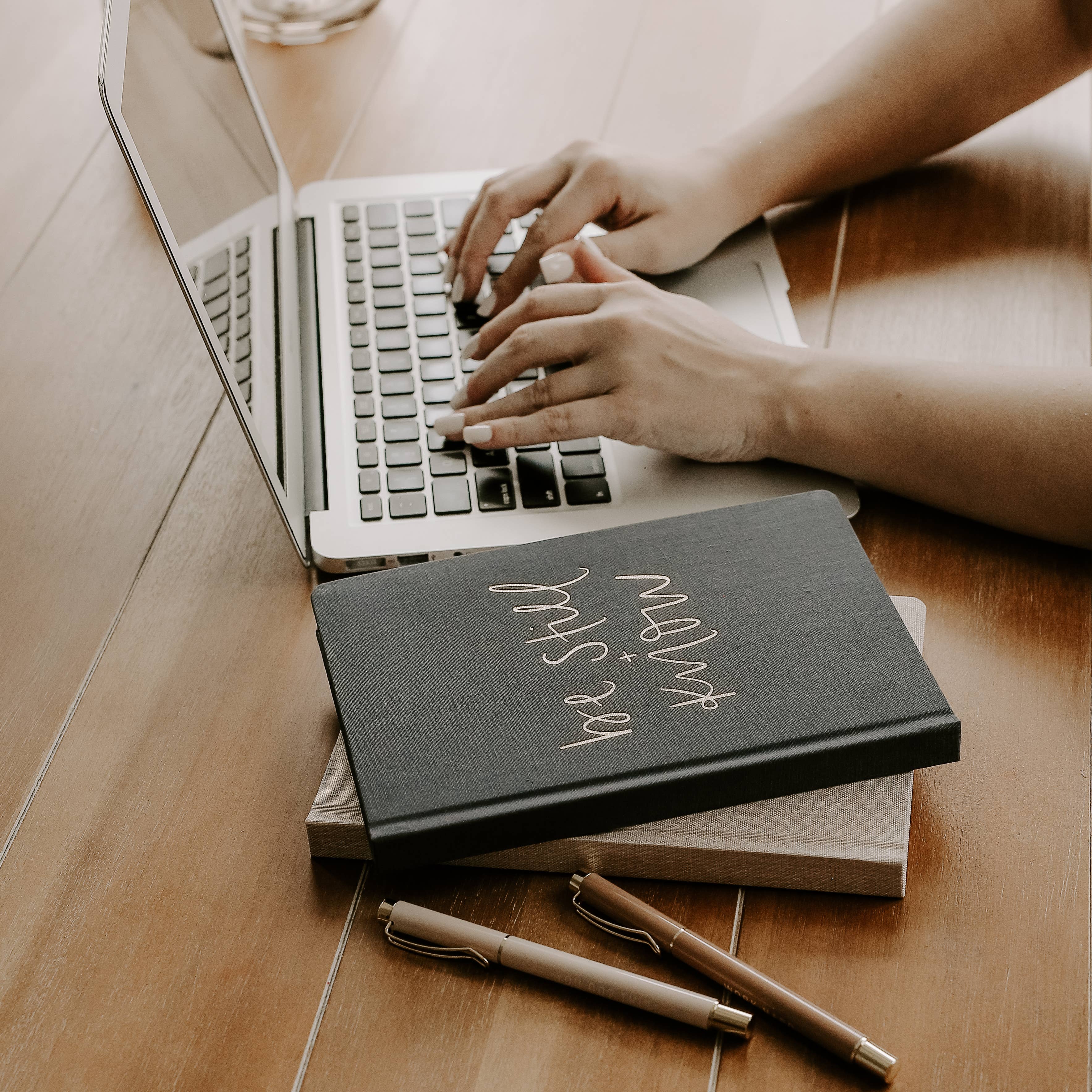 Sweet Water Decor – Diário por atacado – Caderno de Tecido Cinza com Letra Manual 'Be Still + Know' em Dourado - Decoração e Presentes6