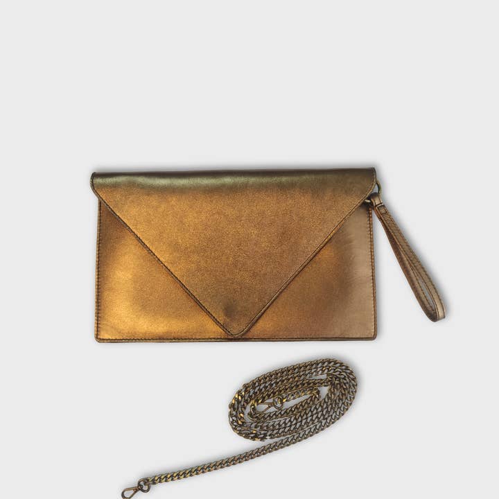 Bronzefärgad kuvertväska i metalliskt läder med kedja för wholesale av JUAN·JO GALLERY (Leather Gallery, SCP)