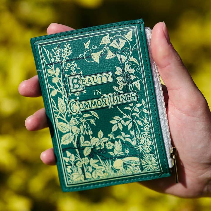 Carteira para moedas em couro vegano inspirada no livro « Beauty in Common Things » por atacado de Well Read Company