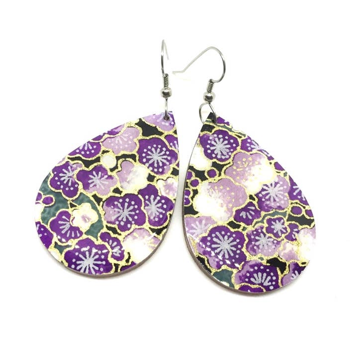 Boucles d'oreilles en forme de larme en fleur de cerisier violet et noir pour la vente par Prettykiku