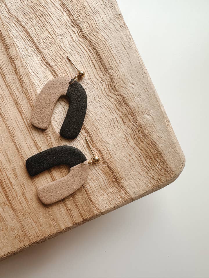 Boucles d'oreilles pendantes en forme de bloc de couleur neutre pour la vente par Hound in Hand