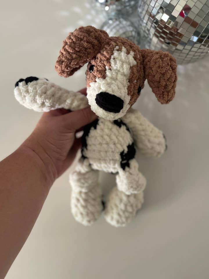 Crocheter Dax le Chien - Peluche Beagle pour la vente par MAEMADE COMPANY LIMITED