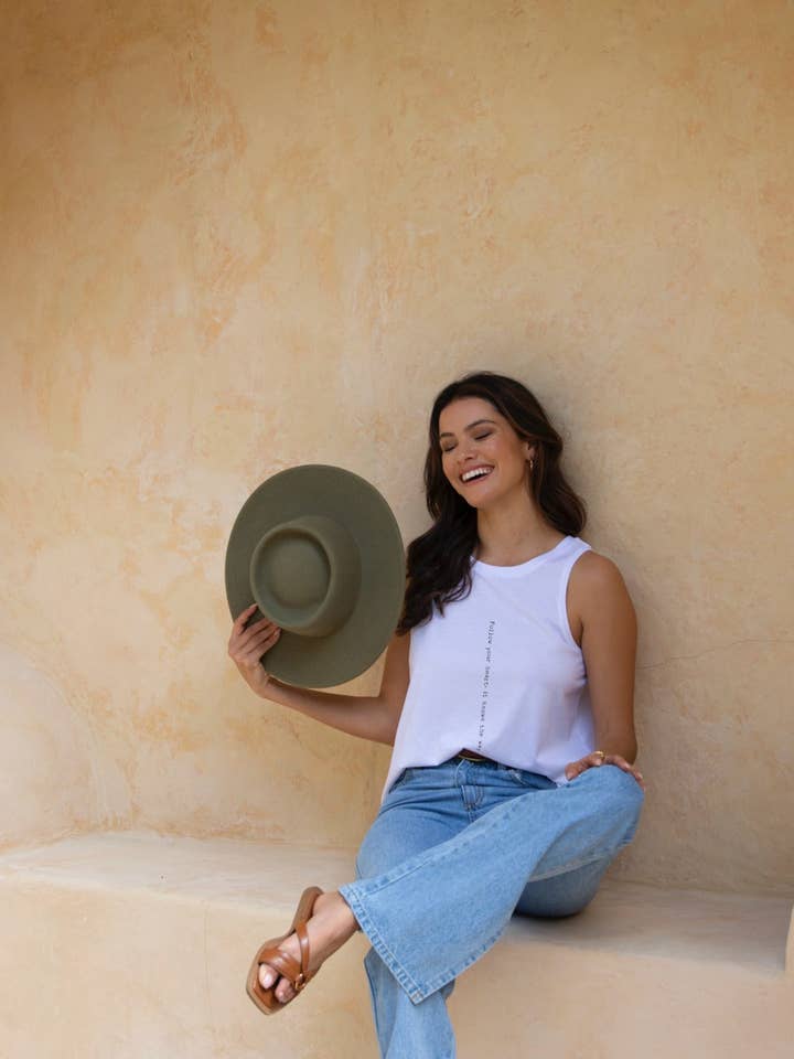 Débardeur Wanderer « Follow Your Heart » pour la vente par Om & Ah