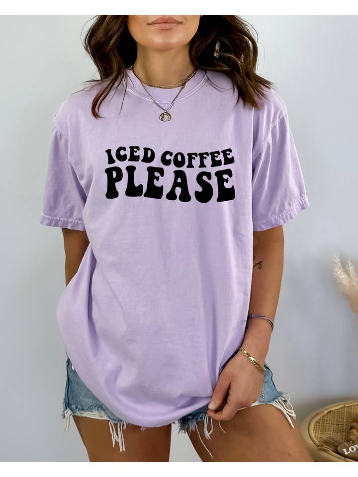 Desert Raine – Engroshandel T-shirt med print - Dame – Iced Coffee Please T-shirt - Kaffeelsker - Grafisk T-shirt
