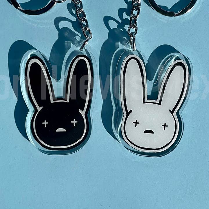 Llavero acrílico de doble cara de Bad Bunny para venta al por mayor de Con Huevos Mex