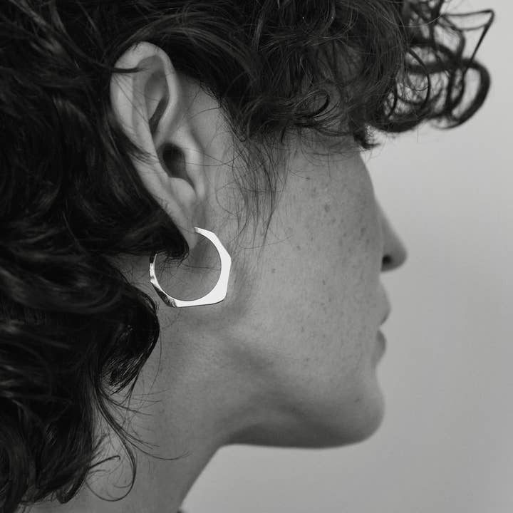 ORECCHINI A CERCHIO PICCOLI DUNE per la vendita all'ingrosso da parte di Nadja Carlotti